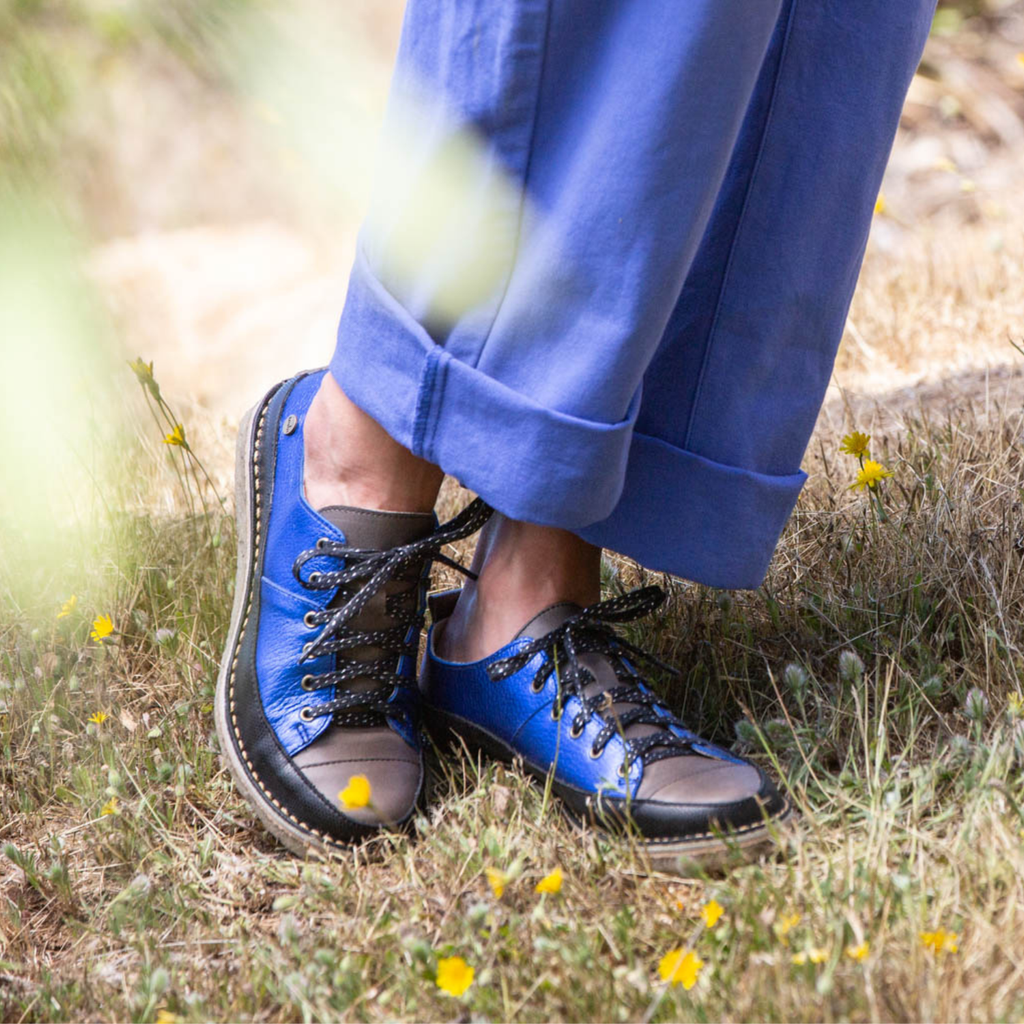 Zapato Kutsu Mujer Negro y Azul Metalizado