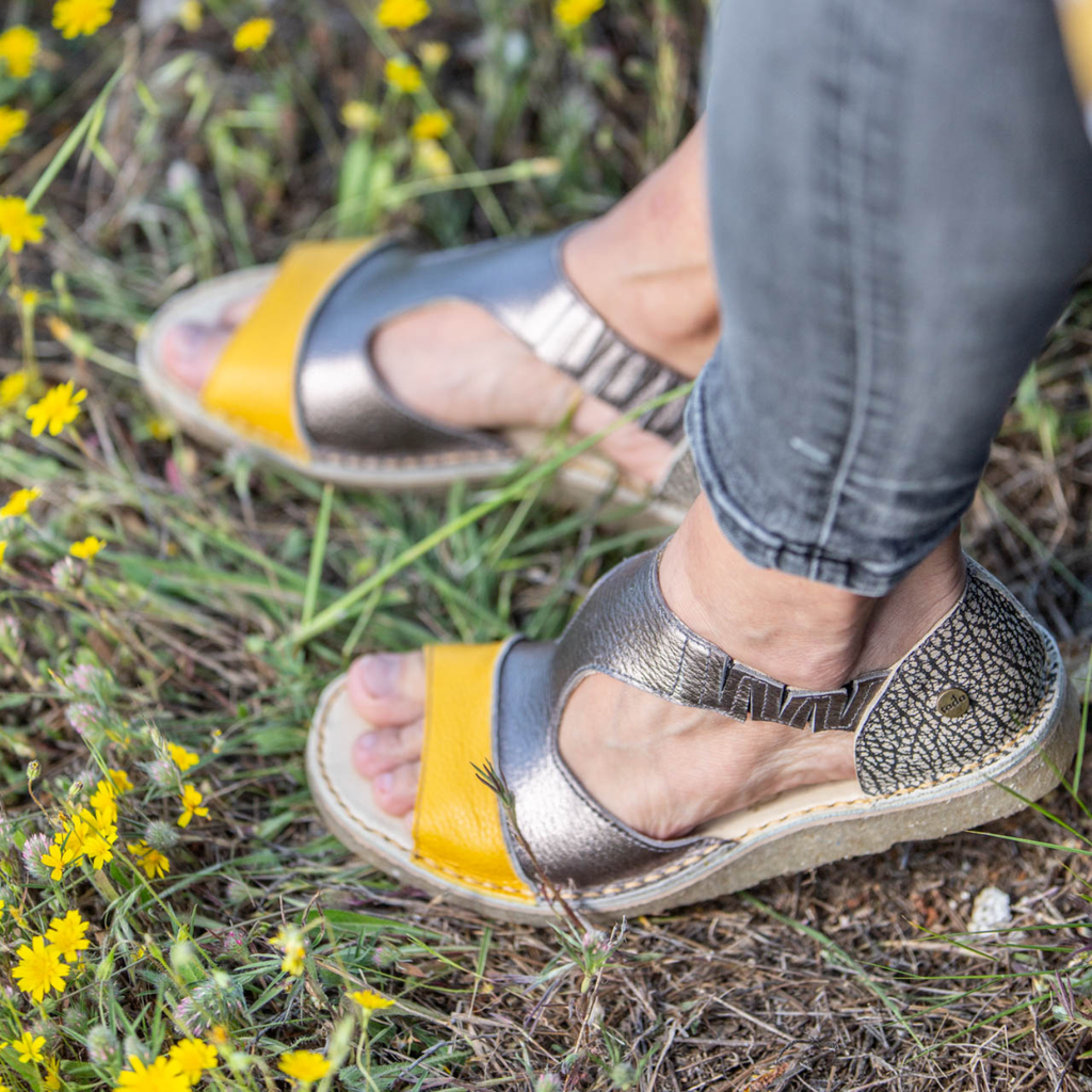 Sandalia Nina Amarillo y Hierro