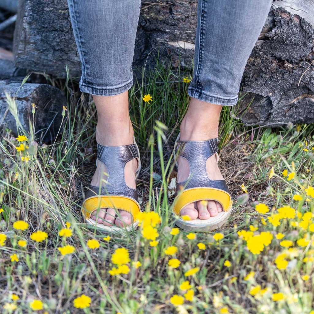 Sandalia Nina Amarillo y Hierro