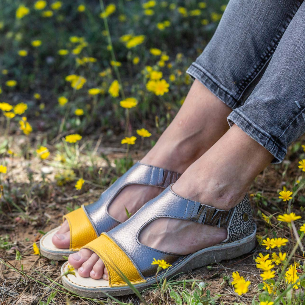 Sandalia Nina Amarillo y Hierro