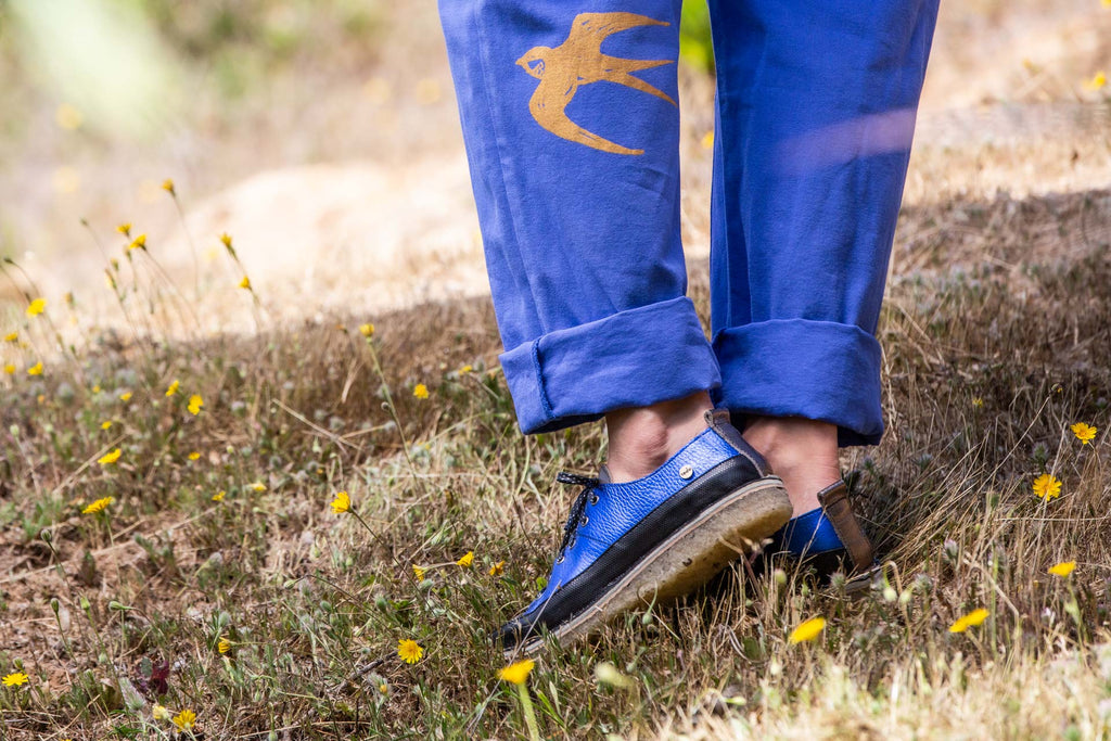 Zapatilla Kutsu mujer negro y azul metalizado