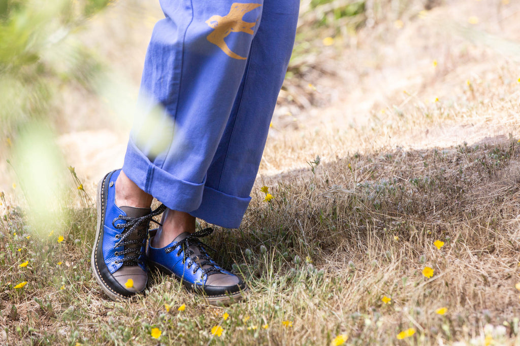 Zapatilla Kutsu mujer negro y azul metalizado