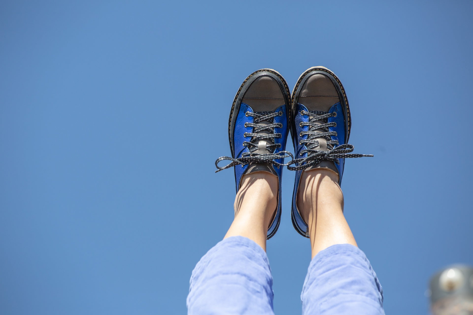 Zapato Kutsu Mujer Negro y Azul Metalizado