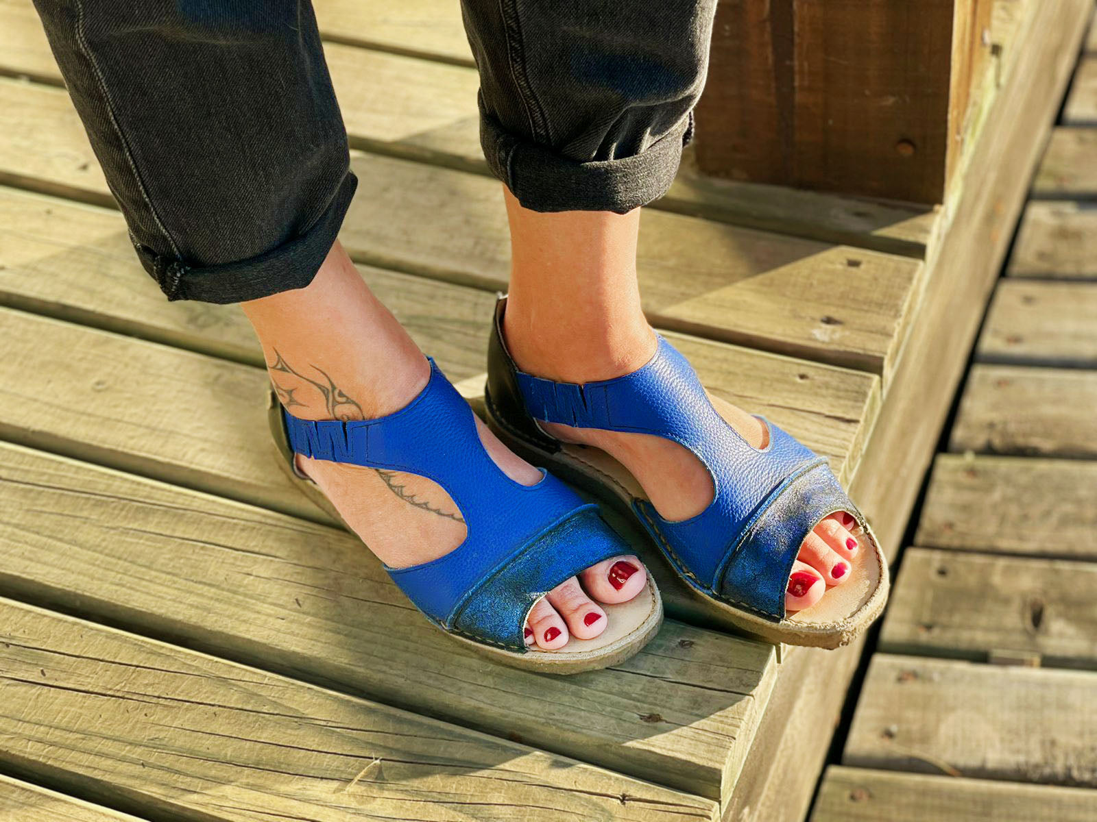 Sandalia Nina Azul Metal Talón Negro