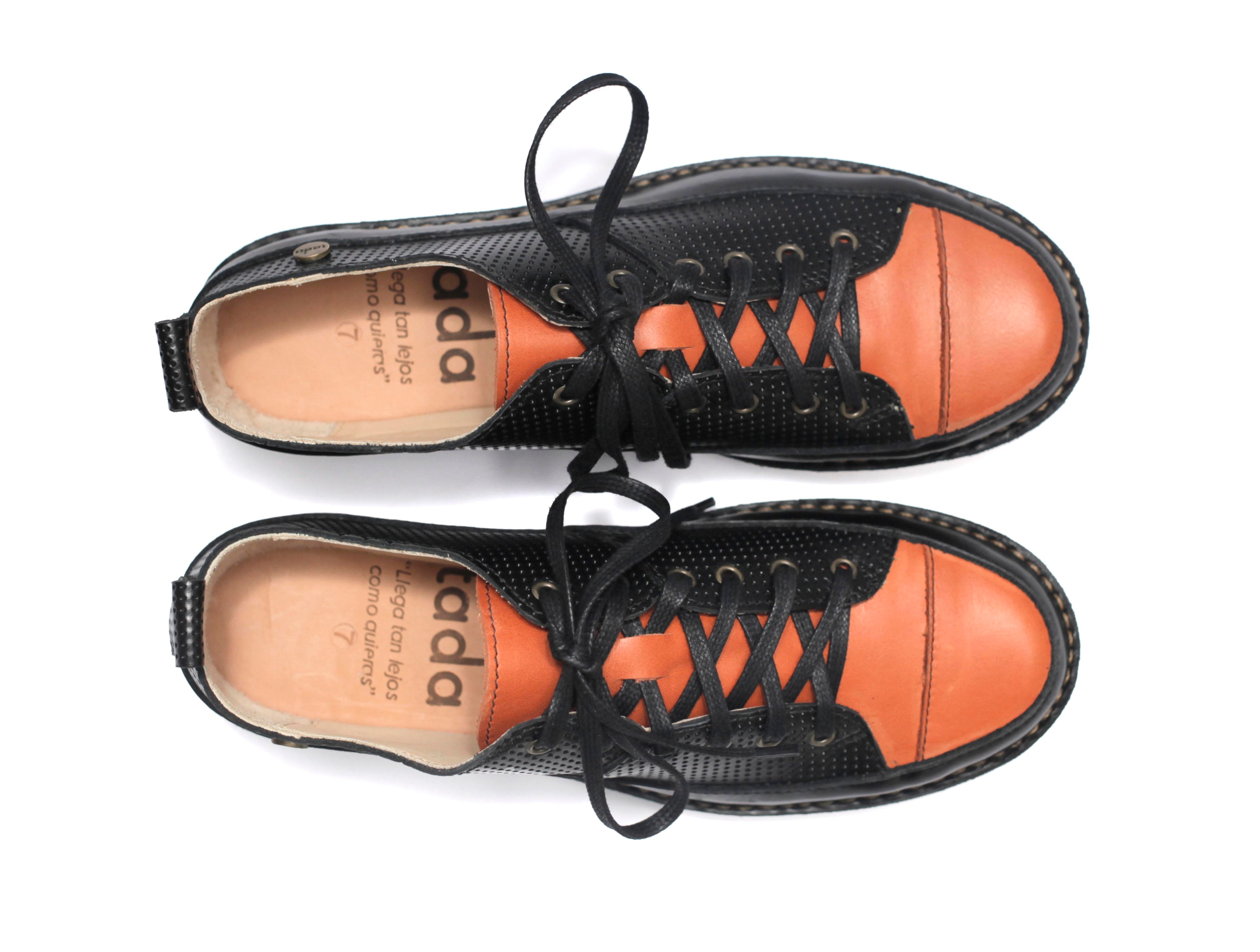 Zapato Kutsu Mujer Negro y Naranja